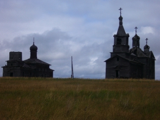  - Богоявленская, справа - Покровская церковь.