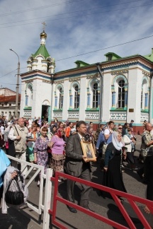 8. Крестный ход по Набережной идёт мимо Никольской церкви - она, естест