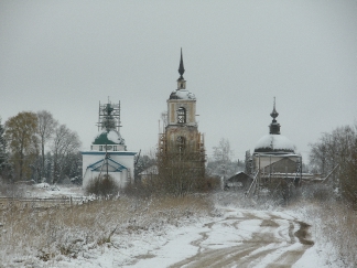  - церковь во имя Рождества Христова, справа - Покровская церковь.