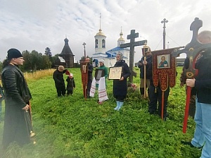 Крестным ходом на катерах помянули жертв политических репрессий в Архангельской епархии